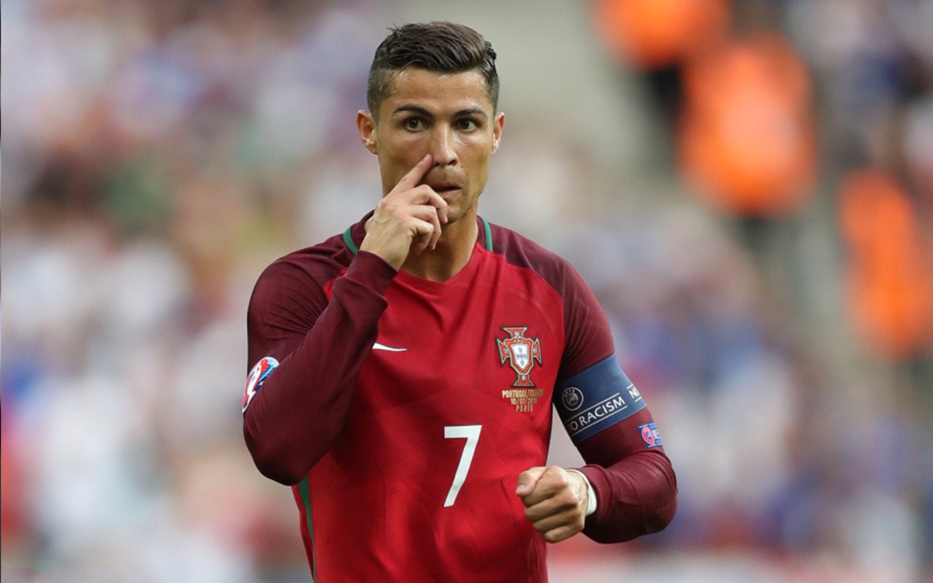 欧洲杯赛场上的经典技战术瞬间被反复回放，欧洲杯经典比赛视频